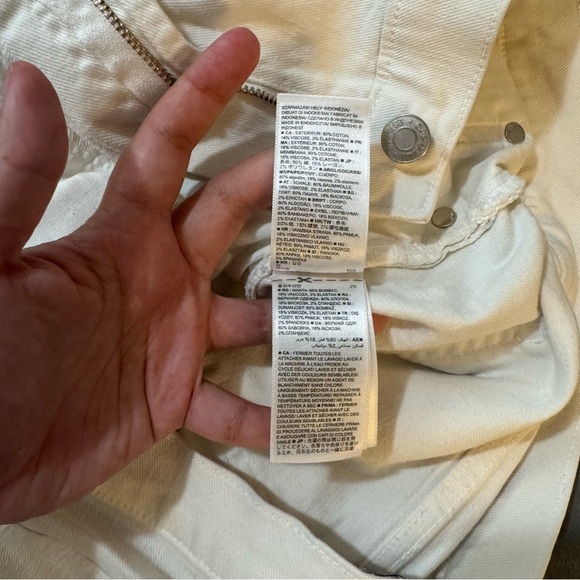 GAP White Jean Shorts Relaxed Fit
#1069 - Picture 6 of 7